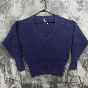 Suéter feminino Free People com decote em V, tamanho PP, azul marinho, malha canelada, manga longa. imagem 1
