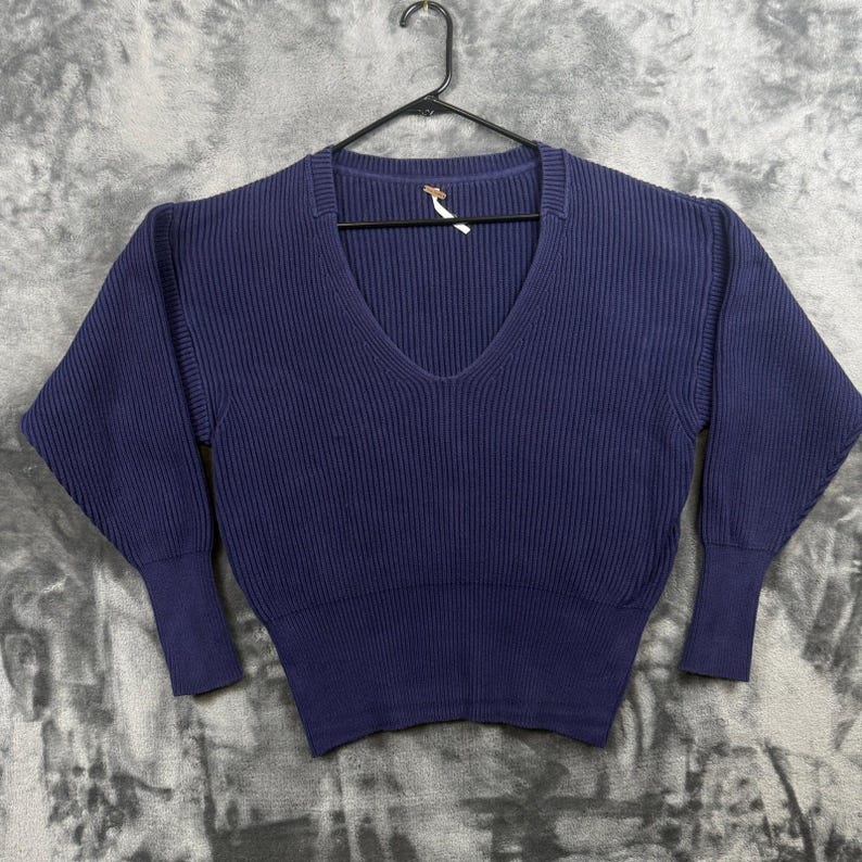 Suéter feminino Free People com decote em V, tamanho PP, azul marinho, malha canelada, manga longa. imagem 1