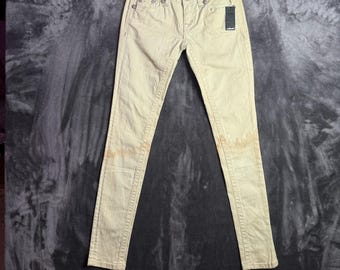 Calça jeans skinny branca feminina Miss Me, tamanho 25, com detalhes prateados no bolso traseiro.