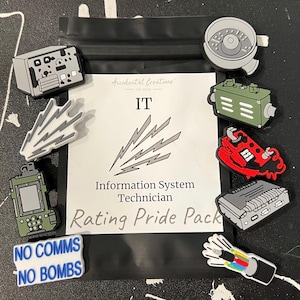 Peut inclure: Un sachet noir avec une carte blanche portant le texte "IT Information System Technician Rating Pride Pack". Le pack comprend divers breloques sur le thème de l'informatique en gris, vert et rouge, dont une radio, un câble et une breloque "No Comms No Bombs".
