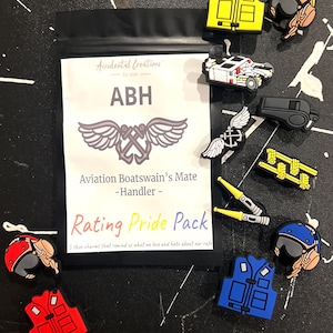 Può includere: Un set di 5 ciondoli per scarpe che includono un giubbotto di salvataggio, un fischietto, un casco da pilota, un paio di ancore incrociate con ali e un paio di razzi gialli. I ciondoli sono confezionati in un sacchetto di plastica trasparente con un'etichetta bianca che recita "Accidental Creations Est. 2020 ABH Aviation Boatswain's Mate -Handler- Rating Pride Pack 5 shoe charms that remind us what we love and hate about our rate".