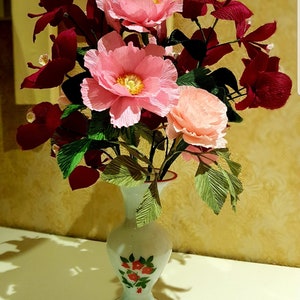 Splendida bouquet di carta crespata