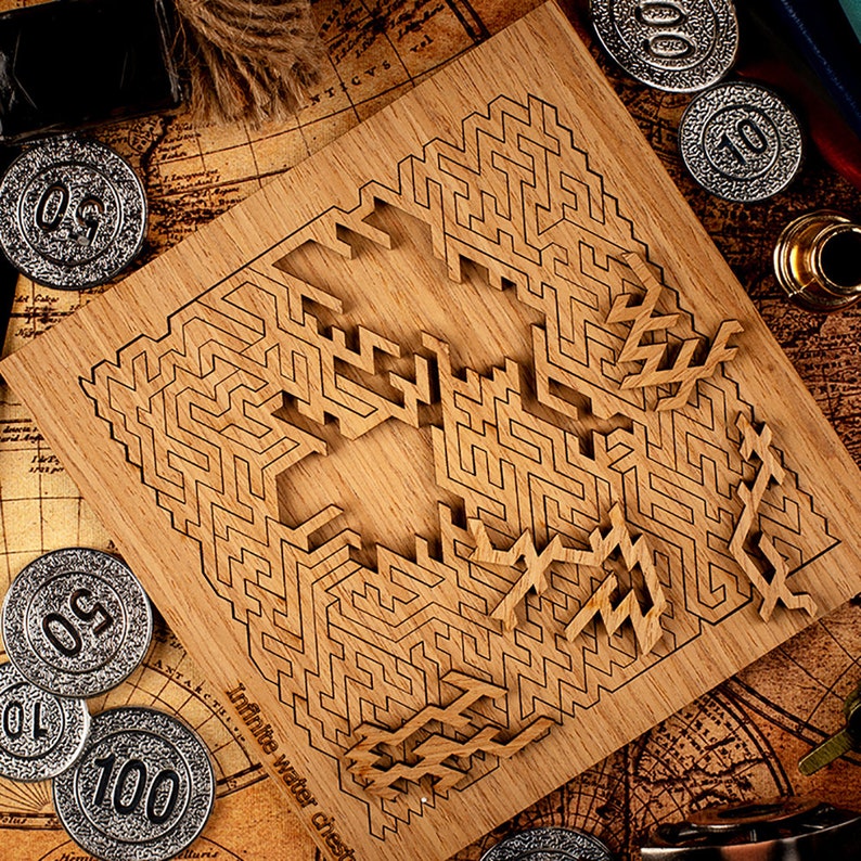 Puede incluir: Un rompecabezas de madera con un dise&ntilde;o de laberinto complejo, parcialmente ensamblado. El rompecabezas est&aacute; rodeado de monedas de plata con n&uacute;meros y el texto "Infinite water chest". El fondo incluye un mapa antiguo.