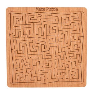 Op de afbeelding: Een houten doolhofpuzzel met een bruine achtergrond en een zwart doolhofontwerp. De tekst "Maze Puzzle" staat bovenaan de puzzel gedrukt.