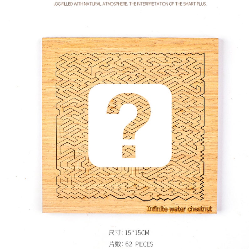Puede incluir: Un rompecabezas cuadrado de madera con un dise&ntilde;o de laberinto y un gran signo de interrogaci&oacute;n recortado en el centro. El rompecabezas mide 15 cm x 15 cm y contiene 62 piezas. El texto "Infinite water chestnut" est&aacute; impreso en la parte inferior.
