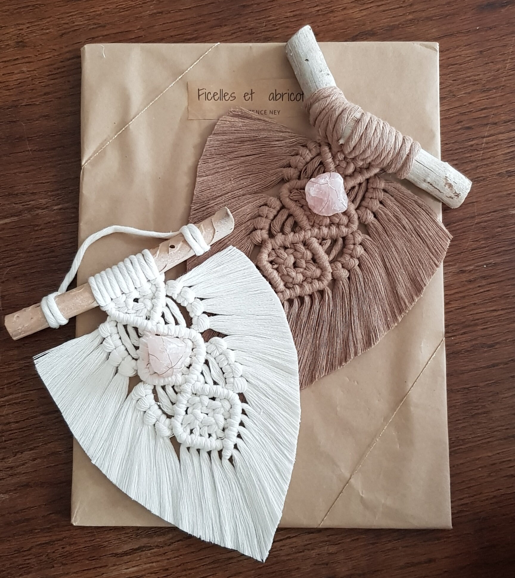 Plume sur Bois Flotté Orné d'un Quartz Rose Douceur et Amour Tendre