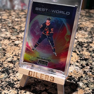 Connor McDavid 2020-21 O-Pee-Chee Best in the World Insert mit Oilers Holzständer