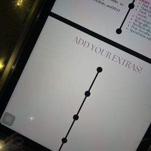 Puede incluir: Una tableta digital muestra una lista de verificaci&oacute;n con el texto "ADD YOUR EXTRAS!" en una fuente de color p&uacute;rpura claro. Una l&iacute;nea negra con puntos negros conecta el texto con otros elementos de la lista. La pantalla es blanca con bordes negros.