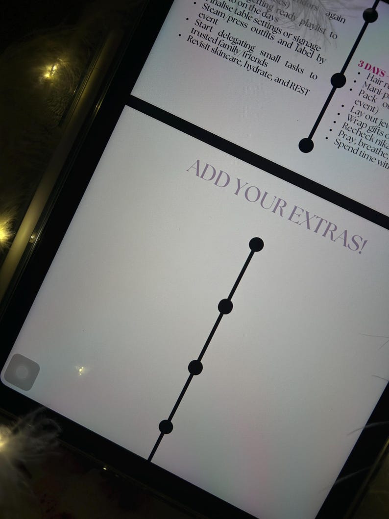 Puede incluir: Una tableta digital muestra una lista de verificaci&oacute;n con el texto "ADD YOUR EXTRAS!" en una fuente de color p&uacute;rpura claro. Una l&iacute;nea negra con puntos negros conecta el texto con otros elementos de la lista. La pantalla es blanca con bordes negros.