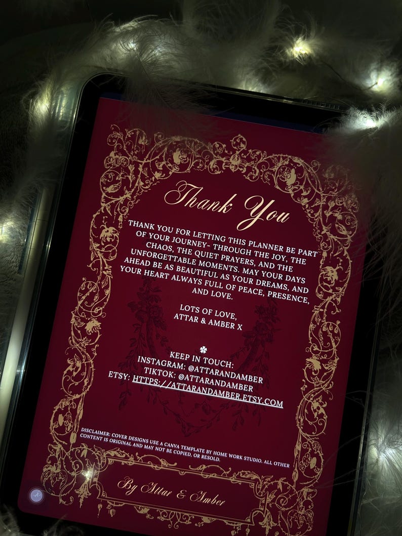 Puede incluir: Un planificador digital que se muestra en la pantalla de una tableta. El planificador tiene un fondo rojo oscuro con bordes dorados ornamentados con motivos florales y volutas. El texto "Thank You" est&aacute; en la parte superior, con texto adicional debajo.