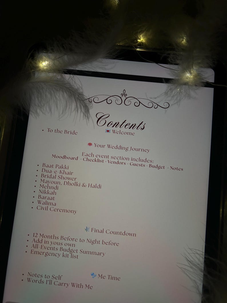Puede incluir: Una tableta digital que muestra una p&aacute;gina de contenido de planificaci&oacute;n de bodas. La p&aacute;gina incluye secciones para el viaje de bodas, la cuenta regresiva final y notas. El texto est&aacute; en una fuente de escritura con elementos decorativos.