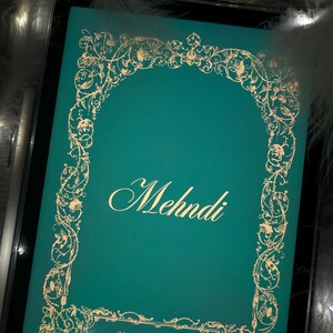 Puede incluir: Una portada de libro de color turquesa con dise&ntilde;os florales dorados ornamentados y la palabra "Mehndi" en escritura elegante. La parte inferior de la portada tiene el texto "Attar & Amber" en un marco rectangular dorado.