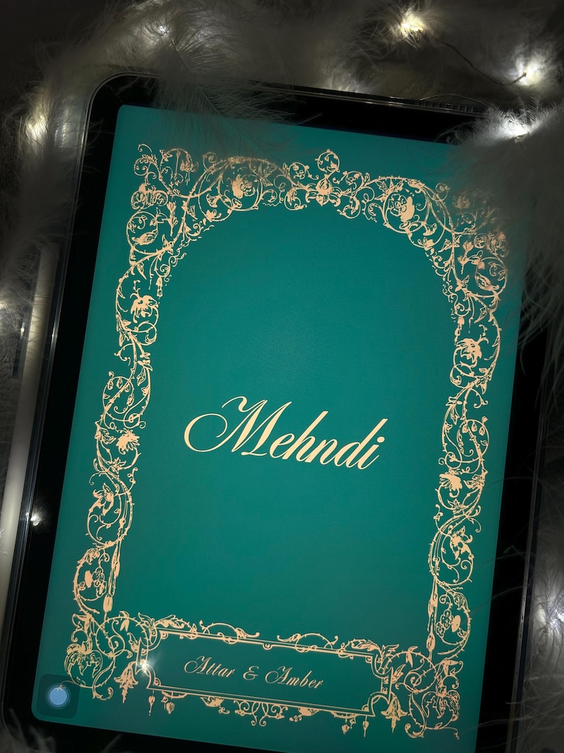 Puede incluir: Una portada de libro de color turquesa con dise&ntilde;os florales dorados ornamentados y la palabra "Mehndi" en escritura elegante. La parte inferior de la portada tiene el texto "Attar & Amber" en un marco rectangular dorado.