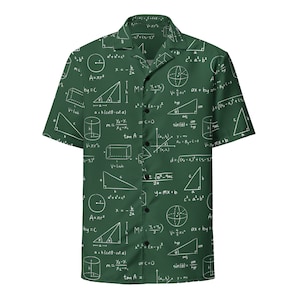 Può includere: Una camicia verde a maniche corte con bottoni e un motivo bianco di equazioni e formule matematiche. La camicia ha un colletto e una chiusura con bottoni.