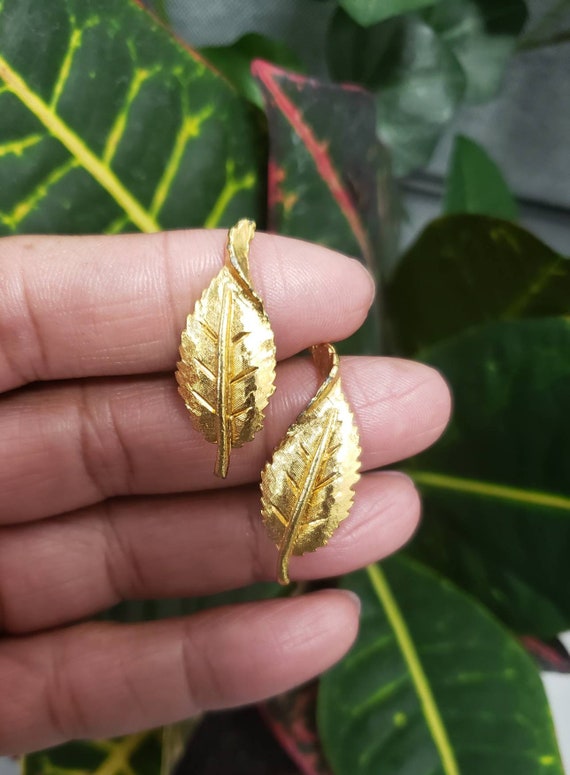 Vintage Gold Tone Petite Etched Leaf Clip On Earrn