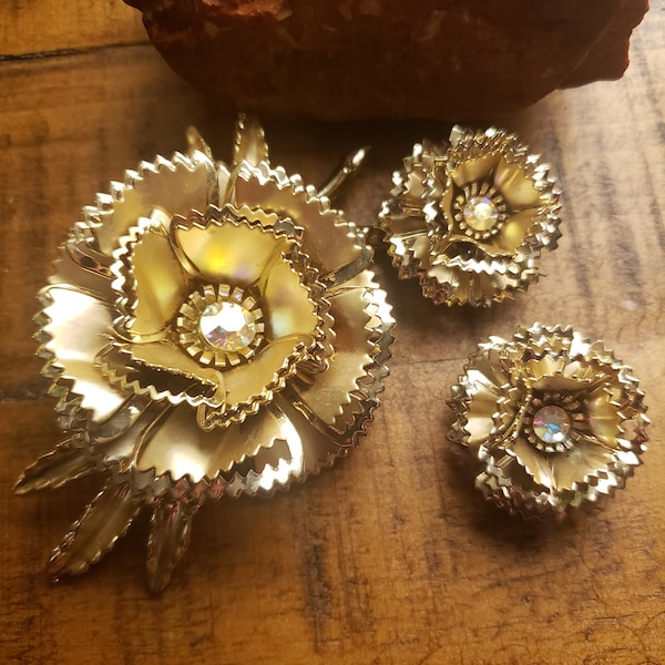 Vintage 1950'S Gold time with AB RhinestonesFlower Pin & Clip Earrings