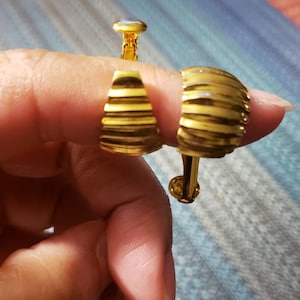 Vintage Chunky Lightweight Ribbed Gold Tone Clip Earrings