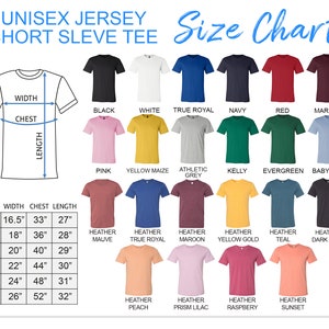 以下が含まれることがあります： ユニセックスの半袖Tシャツのサイズ表です。表には、XSから2XLまでのサイズに対応する幅、胸囲、着丈の寸法が示されています。表には、ヘザーモーヴ、トゥルーロイヤル、マロン、イエローゴールド、ティール、ダークグレー、ピーチ、プリズムライラック、ラズベリー、サンセットなど、Tシャツの色オプションも示されています。