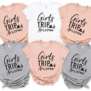 以下が含まれることがあります： 「Girls Trip Arizona」の文字とサボテンと山のグラフィックが描かれた、さまざまな色のTシャツ6枚