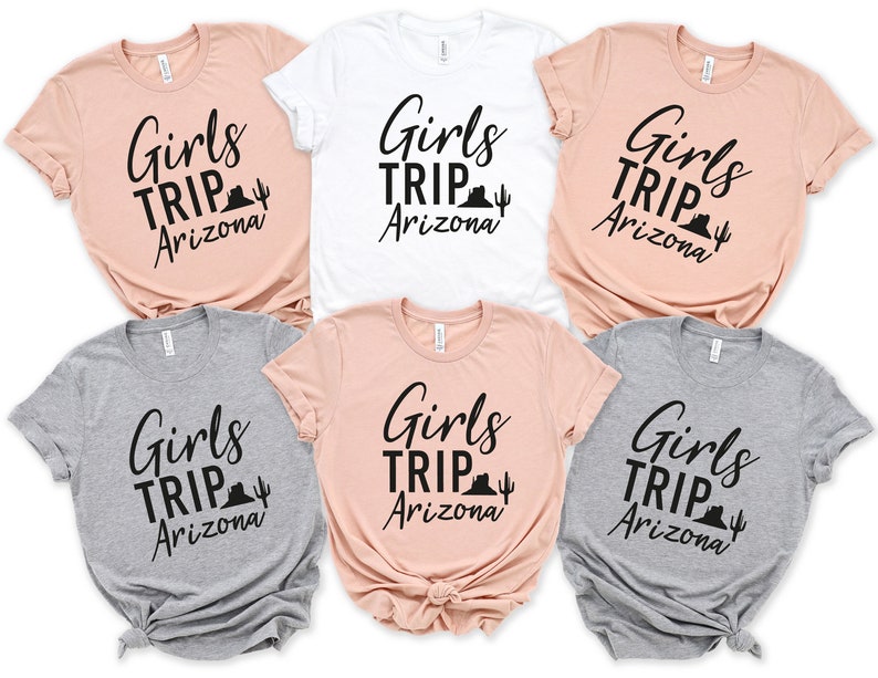 以下が含まれることがあります： 「Girls Trip Arizona」の文字とサボテンと山のグラフィックが描かれた、さまざまな色のTシャツ6枚