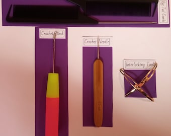 Può includere: Un set di strumenti per uncinetto che include un uncinetto, un ago per uncinetto e strumenti di intreccio. L'uncinetto ha un manico rosa e giallo. L'ago per uncinetto è in legno e ha un'etichetta con la dimensione di 1,5 mm. Gli strumenti di intreccio sono in metallo dorato.