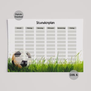Könnte beinhalten: Digitaler Download eines Stundenplans mit einer Fußball-Illustration. Der Stundenplan ist auf Deutsch, mit dem Wort "Stundenplan" oben. Das Bild zeigt einen Fußball im grünen Gras.
