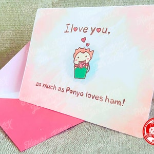 Puede incluir: Una tarjeta rosa y blanca con un personaje de dibujos animados sosteniendo una flor roja. La tarjeta dice "Te quiero, tanto como Ponyo ama el jam&oacute;n!" con un sello de coraz&oacute;n rojo en la esquina inferior derecha.