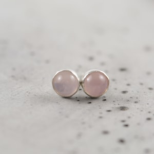 Clous d&#39;oreilles en quartz rose, clous d&#39;oreilles en argent, bijoux en quartz rose, boucles d&#39;oreilles délicates en pierres précieuses, clous en argent minimaux, cadeau pour femme