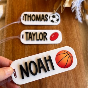 Sportlicher Taschenanhänger | Sport-Team-Namensschild | Schlüsselanhänger | Personalisierter Schlüsselbund | Fußball | Basketball | Tennis | AFL | Schwimmen | Schirmmütze | Trainer Geschenk