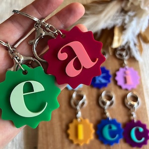 Llavero con inicial / Llavero personalizado / Color acrílico / Regalo / Estilo de fuente moderno