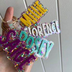 Porte-clés personnalisé avec étiquette de sac à paillettes confettis | Étiquette Kindy scolaire | Étiquettes pour sac à dos | Porte-clés pour enfants | Étiquette de nom | Étiquette à bagage | Étiquette à sac pour garderie