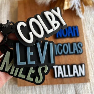 Étiquette à sac noir mat | Étiquette acrylique | Porte-clés | Porte-clés personnalisé | sac à dos garçon | Couleurs neutres | Étiquette à bagage | Nom de l'école pour enfants