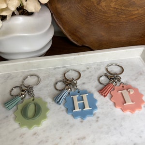 Llavero con inicial con dije de borla / llavero / llavero personalizado / acrílico de color / regalo / estilo de fuente moderno / borde festoneado ondulado