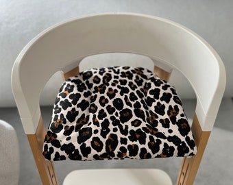 Seat cushion for stokke steps high chair junior leopard, made with 300 grams fiberfill and Velcro on the back.