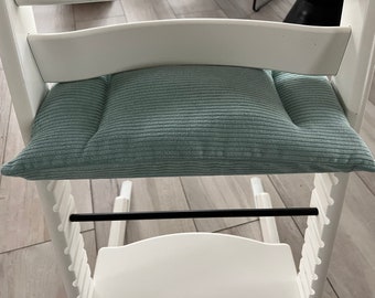 Cojín de asiento para trona Stokke Tripp Trapp en color verde menta, también puedes pedir un cojín de respaldo junior. Envíame un DM para personalizarlo.