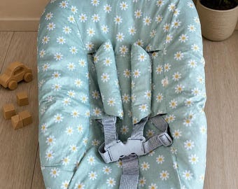 Överdrag till Tripp Trapp nyföddset, mintgrönt överdrag med prästkrageblomma