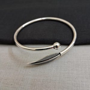 Pulseira kada com design de folha estiloso, feita à mão em prata esterlina 925, joias indianas, pulseira com folha, pulseira ajustável com punho aberto para unissex