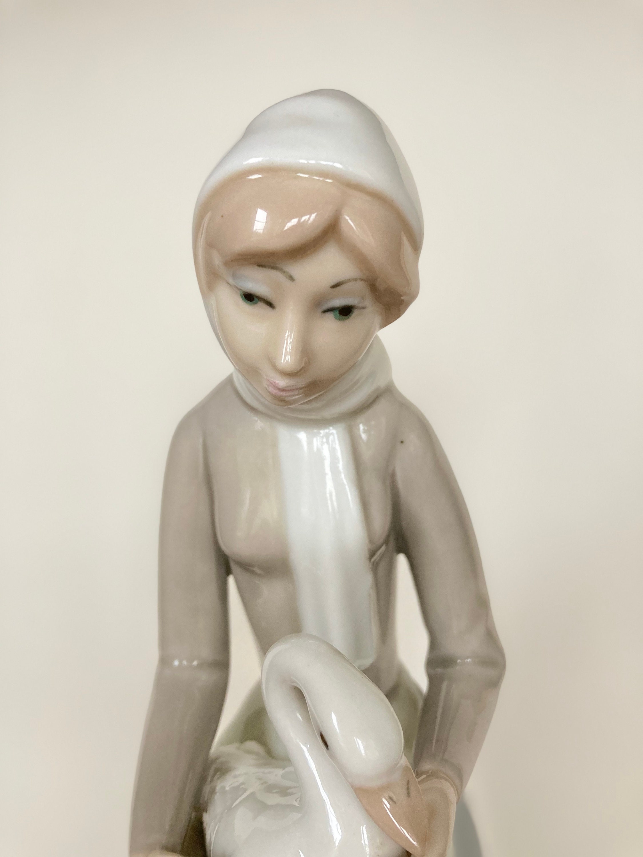 Porcelain. Girls and Swans. 25x22x36cm - Reproduction of ancient Art