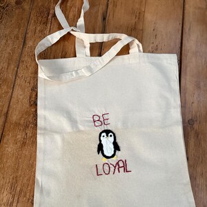 Bolso de mano con bordado a mano de animales y frases positivas. penguin