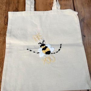 Bolso de mano con bordado a mano de animales y frases positivas. Bee