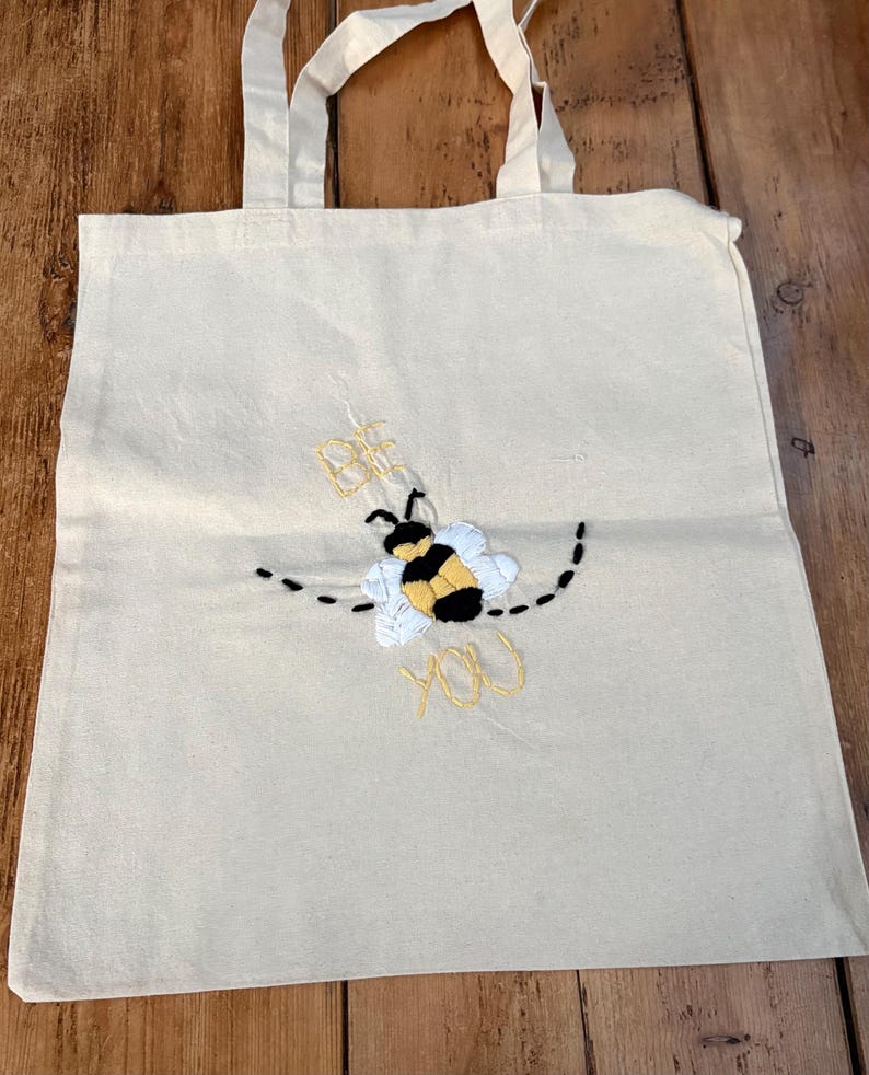 Bolso de mano con bordado a mano de animales y frases positivas. Bee