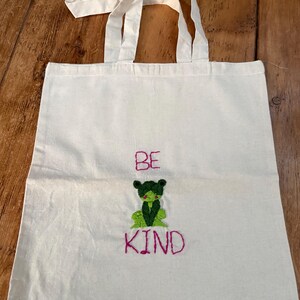 Bolso de mano con bordado a mano de animales y frases positivas. Frog