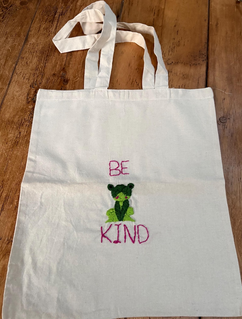 Bolso de mano con bordado a mano de animales y frases positivas. Frog