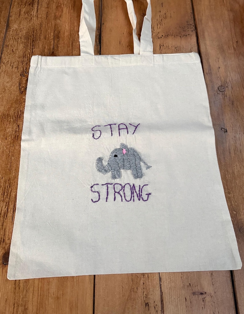 Bolso de mano con bordado a mano de animales y frases positivas. Elephant