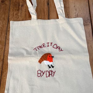 Bolso de mano con bordado a mano de animales y frases positivas. robin
