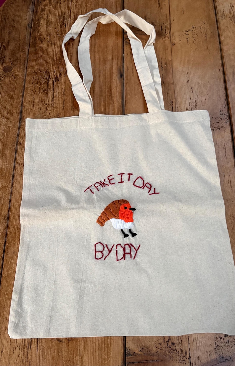 Bolso de mano con bordado a mano de animales y frases positivas. robin