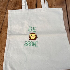 Bolso de mano con bordado a mano de animales y frases positivas. Lion