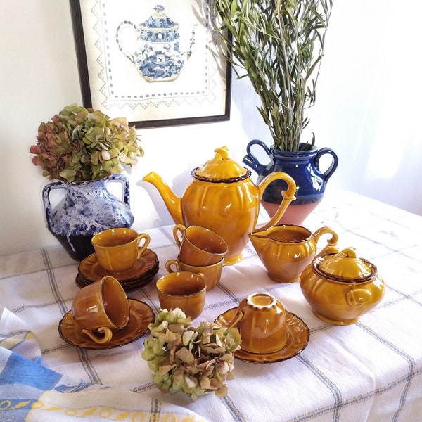 Service a café seventies jaune moutarde, tasses, théière, cafetière, sucrier, vintage, art de la table, servir du café, pause café, 1970,