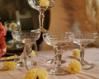 Coupes à champagne ou coupes à cocktails anciennes en verre très légèrement rosé avec de petites bulles dans le verre, lot de 6 coupes.