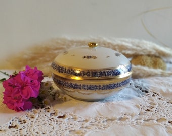 Boite à bijoux ou bonbonnière en porcelaine de Limoge, peinte à la main avec un décor original pour Nestlé, boite à gâteaux, à fruits secs